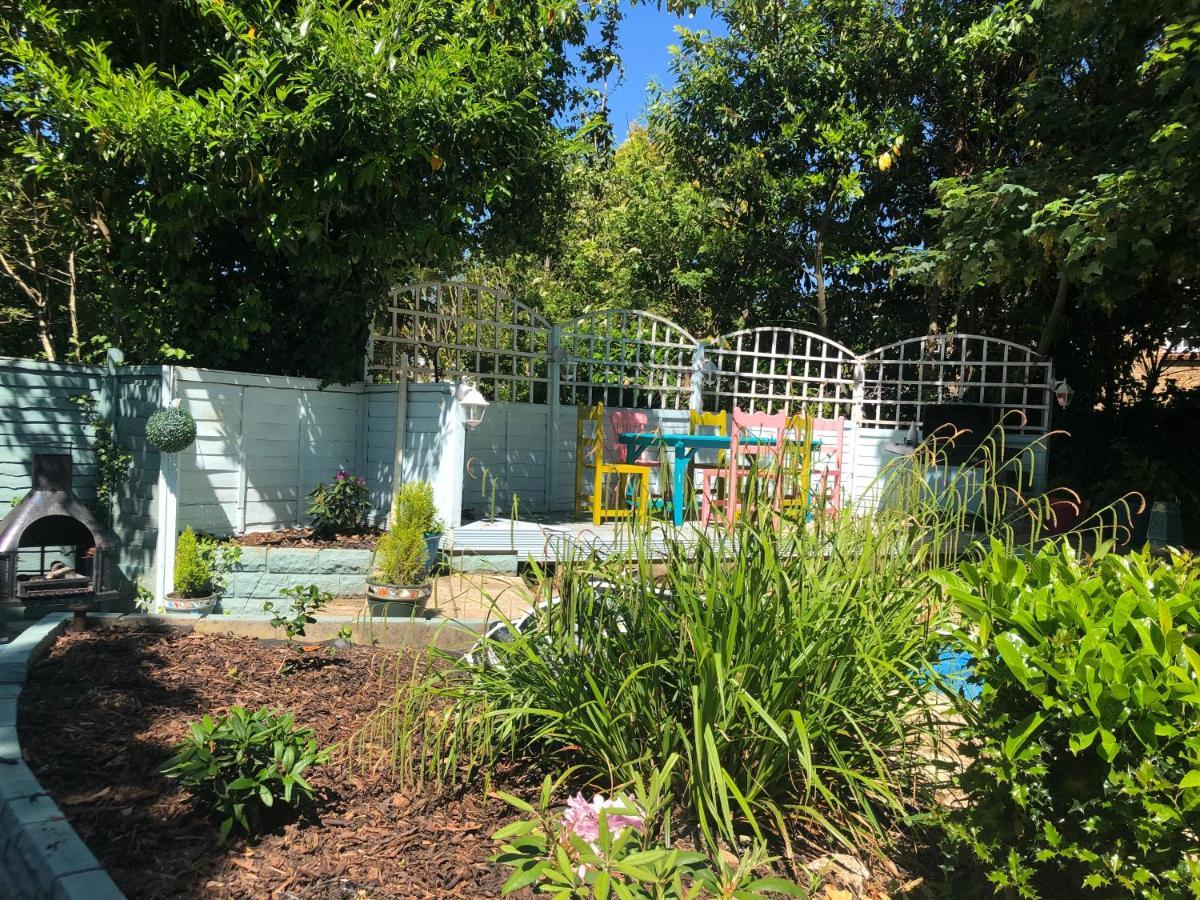 Hazelwick Guest House Hookwood Exterior photo