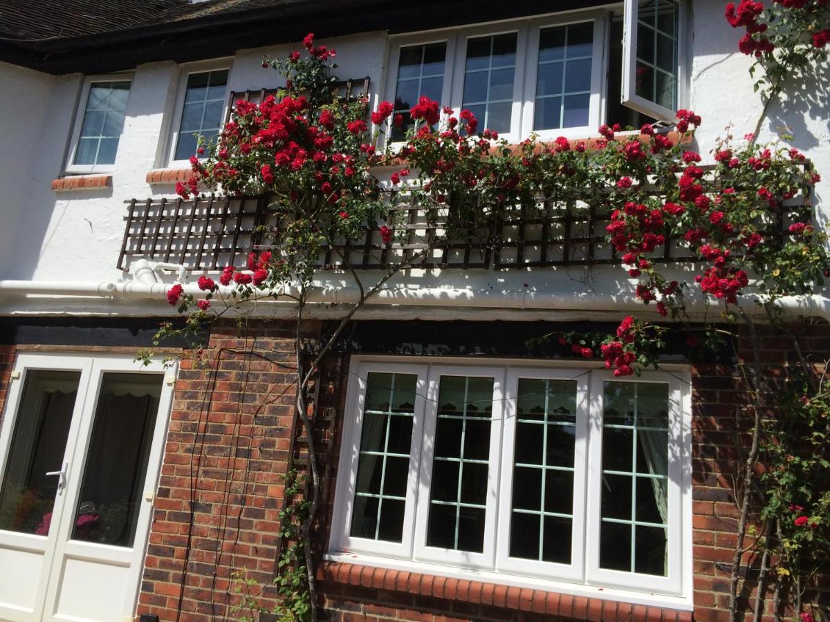 Hazelwick Guest House Hookwood Exterior photo